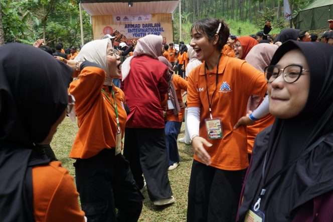
 Keseruan aktivitas peserta Ahmad Dahlan International Youth Camp (ADIYC) 2026 dengan tuan rumah UMM, di wisata alam Pujon Hill, Rabu (28/10/2026). (Nedi Putra AW)
