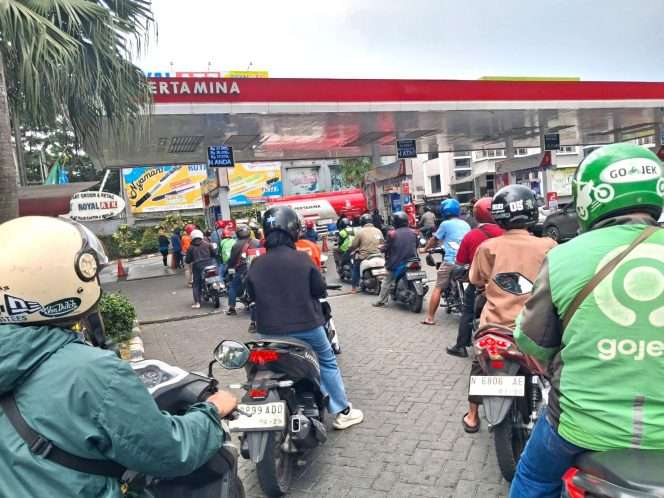 
 Antrean panjang pengendara yang mencari BBM untjuk kendaraannya di SPBU Ciliwung, Kota Malang, Jumat (9/10/2026). (nedi Putra AW)