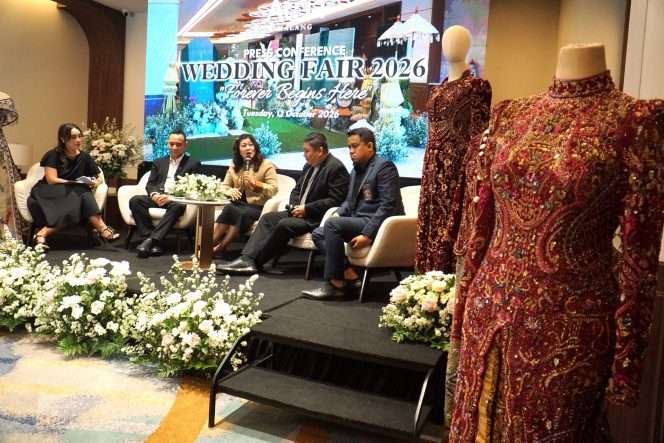 
 Hilma Hendriyani, Corporate Director of Sales & Marketing Parador Hotels & Resorts (tengah), bersama para narasumber dalam Press Conference Atria Wedding Fair 2026 di Ivory 3 dan 4, Atria Hotel Malang,  Selasa  (13/10/2026). (Nedi Putra AW) 