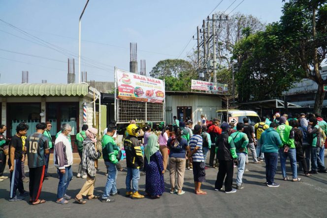 
 Aksi kepedulian sosial AZZAHRA melalui kegiatan makan dan minum gratis bagi masyarakat di Raja Bakar Seafood (Halaman Parkir Hotel Trio Indah 2), Oro-Oro Dowo, Kota Malang, Rabu (21/10/2026). (Nedi Putra AW)
