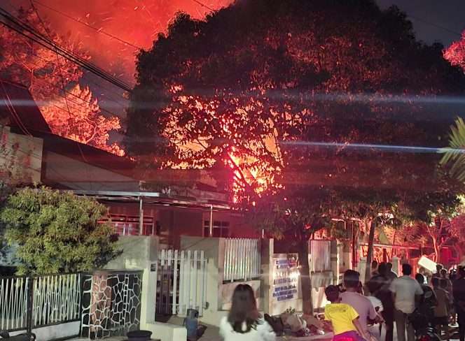 
 Api melahap rumah tinggal di Jalan Lebaksari No. 26, RT 06/RW 02, Kelurahan Lowokwaru, Kecamatan Lowokwaru, Kota Malang, Kamis (8/10/2026) malam. (Nedi Putra AW)