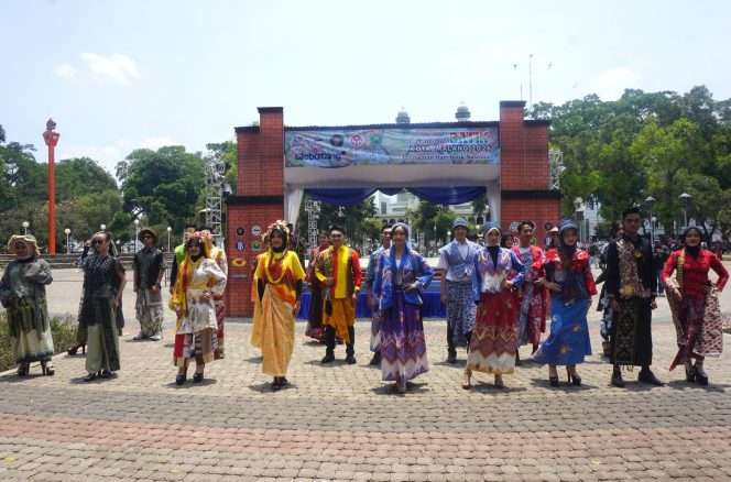 
 Fashion Show Sekar Jagad Panca Warna yang merepresentasikan keragaman lima kecamatan di Kota Malang dalam Festival Batik Kota Malang 2026 di Alun-Alun Merdeka Kota Malang, Minggu (4/10/2026). (Nedi Putra AW)
