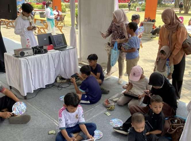 
 Pengunjung Festival Batik Kota Malang 2026 mabar game Roblox “Batik Pedia” dengan permainan 