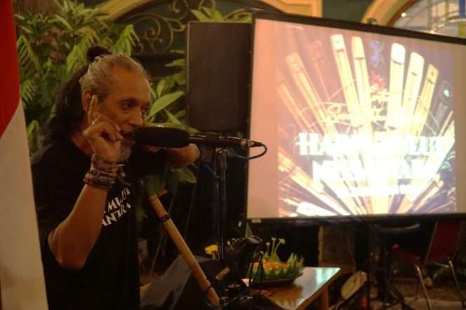 
 DZ Sandyarto, S.T., alias Bejo Sandy memainkan harpa mulut saat peluncuran buku 