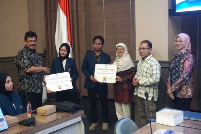 
 Wakil Rektor III Universitas Brawijaya (UB), Dr. Setiawan Noerdajasakti, S.H., M.H. dan Sekretaris Tim Pengelola Dana Abadi UB Rodiyati Azrianingsih, S.Si., M.Sc., Ph.D. bersama perwakilan mahasiswa Awardee Beasiswa dana Abadi, disaksikan perwakilan Tim Pengelola Ilhamuddin Nukman, S.Psi., M.A. dan Arsih Amalia Chandra Permata, S.I.Kom. saat pembukaan Pembekalan Penerima Beasiswa Dana Abadi Semester Ganjil 2026 di Ruang Sidang Gedung Rektorat Lantai 8, Sabtu (3/10/2026). (Nedi Putra AW)