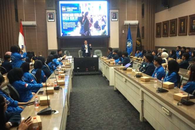 
 Ardantya Syahreza, S.E., M.B.A. saat paparan dalam Pembekalan Penerima Beasiswa Dana Abadi Semester Ganjil 2026 di Ruang Sidang Gedung Rektorat Lantai 8, Sabtu (3/10/2026). (Nedi Putra AW)
