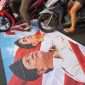Spanduk bertuliskan “2 Tahun Prabowo-Gibran” sempat dilindas kendaraan roda dua maupun roda empat yang melintas di tengah aksi unjuk rasa Aliansi Rakyat Bangkit Bersatu di sekitar Gedung DPRD Kota Malang, Jalan Tugu, Rabu (21/10/2026). (Nedi Putra AW).