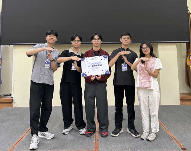 
 Tim Teen Tensors yang terdiri dari mahasiswa Sains Data Universitas Brawijaya dan Universitas Airlangga seusai menerima penghargaan Juara 2 Hackathon IFEST 2026 di Kampus Universitas Padjadjaran Dipati Ukur, Bandung, Sabtu (19/9/2026). Dari kiri: Timotius Christopher Patrick Sihombing, Raphael Angelo Adikara Purnama, Mikael Alexander Adikara Purnama, Bonfilio Renato Lawaziduhu Fau, dan Adinda Sekaring Wana. (ist)