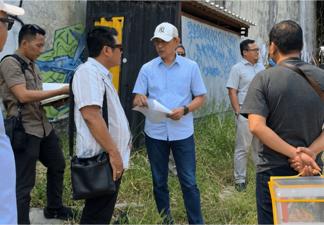 
 Dr. Solehoddin, S.H., M.H., kuasa hukum Fahmi Awad Ghaniem (berdiri kedua dari kiri), dalam kegiatan melibatkan sejumlah petugas dan perwakilan tim teknis melakukan peninjauan langsung di lokasi pengawasan guna memeriksa kelengkapan dokumen, memastikan kesesuaian izin pertanahan, serta mengoordinasikan langkah verifikasi lapangan bersama. (Solehoddin for bacamalang)