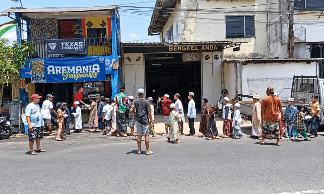 
 Aksi berbagi Aremania Jodipaness. (sam)