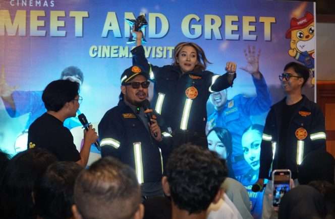 
 Rigen Rakelna, Carissa Perusset dan co-producer, Fiqi Wandiya Septa Pratama saat Meet & Greet di Mopic Cinemas Malang, Minggu (25/10/2026). (Nedi Putra AW)