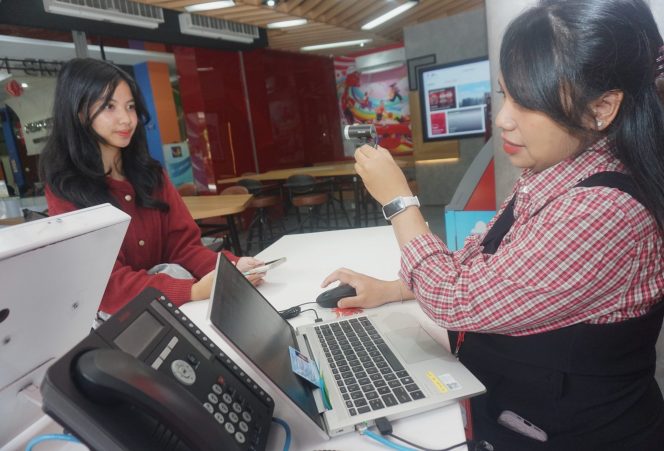 
 Digital Banking Service Officer CIMB Niaga Digital Lounge Universitas Brawijaya (UB), Amalia Hayu saat melayani proses pembukaan rekening salah seorang mahasiswa di kampus UB, Jumat (9/10/2026). Digital Lounge menggabungkan kebutuhan transaksi perbankan dengan ruang yang mendukung aktivitas mahasiswa.  CIMB Niaga menerapkan sistem formless atau tanpa kertas. Nasabah dapat memanfaatkan mesin digital maupun aplikasi OCTO Mobile untuk mengakses layanan tersebut, termasuk pembayaran UKT. (Nedi Putra AW)