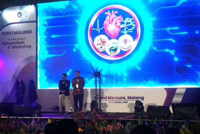 
 Ketua PERKI Cabang Malang, Prof. dr. M. Saifur Rohman, Sp.JP, Subsp. K.I.(K), Ph.D., bersama Ketua Pengurus Pusat (PP) Perhimpunan Dokter Spesialis Kardiovaskular Indonesia (PERKI), dr. Ade Meidian Ambari, Sp.JP(K), PhD, dan Ketua Panitia MCVU 2026, dr. Valerinna Yogibuana, S. P., Sp.JP, Subsp. K.Ped.P.J.B. (K), saat pembukaan Malang Cardiovascular Update (MCVUpdate) 2026 di Grand Mercure Malang Mirama, Sabtu (3/10/2026). (Nedi Putra AW).