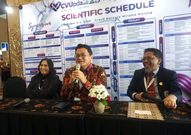 
 Ketua Pengurus Pusat (PP) Perhimpunan Dokter Spesialis Kardiovaskular Indonesia (PERKI), dr. Ade Meidian Ambari, Sp.JP(K), Ph.D., (tengah), didampingi Ketua PERKI Malang Prof. dr. M. Saifur Rohman, Sp.JF, Subsp.K.I.(K), Ph.D. dan Ketua Panitia MCVU 2026, dr. Valerinna Yogibuana, S. P., Sp.JP, Subsp. K.Ped.P.J.B. (K) dalam rangkaian Malang Cardiovascular Update (MCVU) 2026 di Grand Mercure Malang Mirama, Sabtu (3/10/2026). (Nedi Putra AW)
