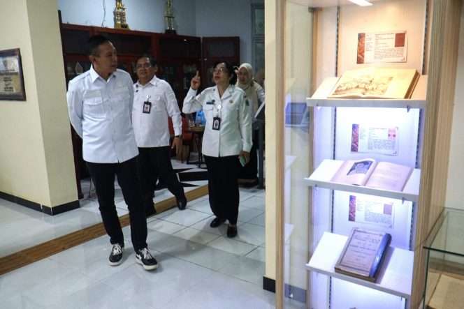 
 Wali Kota Malang, Dr. Ir. Wahyu Hidayat, M.M. didampingi Kepala Dispussipda Kota Malang Ir. Yayuk Hermiati, M.H dan Sekretaris Daerah Kota Malang Dandung Djulharjanto, saat meninjau ruang perpustakaan usai membuka Pekan Literasi Kota Malang 2026, Rabu (14/10/2026). (Nedi Putra AW) 