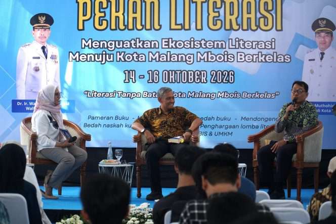 
 Salah satu tim penulis Buku 