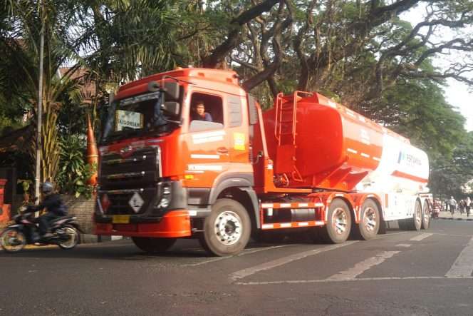 
 Truk tangki BBM Pertamina saat melintas di kawasan Jalan Tugu Kota Malang. Pertamina Patra Niaga Regional Jatimbalinus terus mengoptimalkan penerimaan BBM melalui kapal tanker di sejumlah terminal BBM di Jawa Timur. (Nedi Putra AW)  