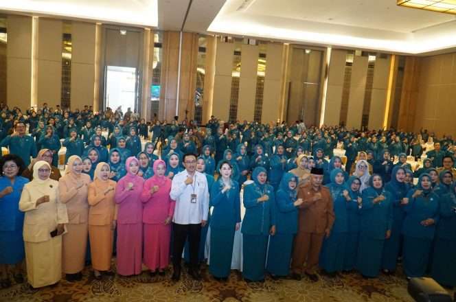 
 Gubernur Khofifah bersama Ketua Tim Penggerak PKK Provinsi Jawa Timur, Arumi Bachsin Emil Dardak saat menghadiri  peringatan Hari Kesatuan Gerak (HKG) PKK ke-54 dan Jambore Kader PKK Jawa Timur 2026 di Harris Hotel Kota Malang, Senin (26/10/2036). (Nedi Putra AW)