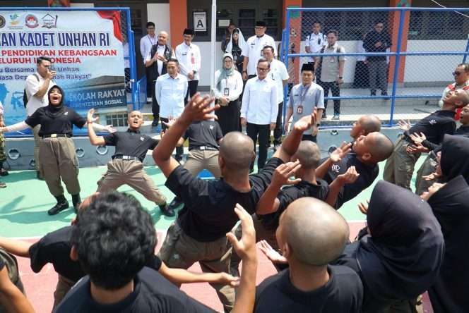 
 Wakil Menteri Dalam Negeri (Wamendagri) Bima Arya, (dua dari kanan) saat menjumpai para siswa Sekolah Rakyat Menengah Atas 22 Kota Malang, Rabu (21/10/2026). (Nedi Putra AW)