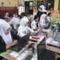 Gubernur Jawa Timur Khofidah Indar Parawansa meninjau secara langsung pelaksanaan Tes Kemampuan Akademik (TKA)  di SMK 8 Kota Malang, Senin (26/10/2026). (Nedi Putra AW)