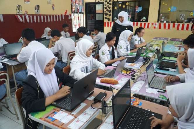 
 Gubernur Jawa Timur Khofidah Indar Parawansa meninjau secara langsung pelaksanaan Tes Kemampuan Akademik (TKA)  di SMK 8 Kota Malang, Senin (26/10/2026). (Nedi Putra AW)