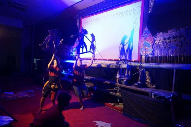 
 Aksi dinamis tiga dalang saat membawakan Wayang Kulit Kontemporer Karakter Brawijayan 2026 dengan lakon 